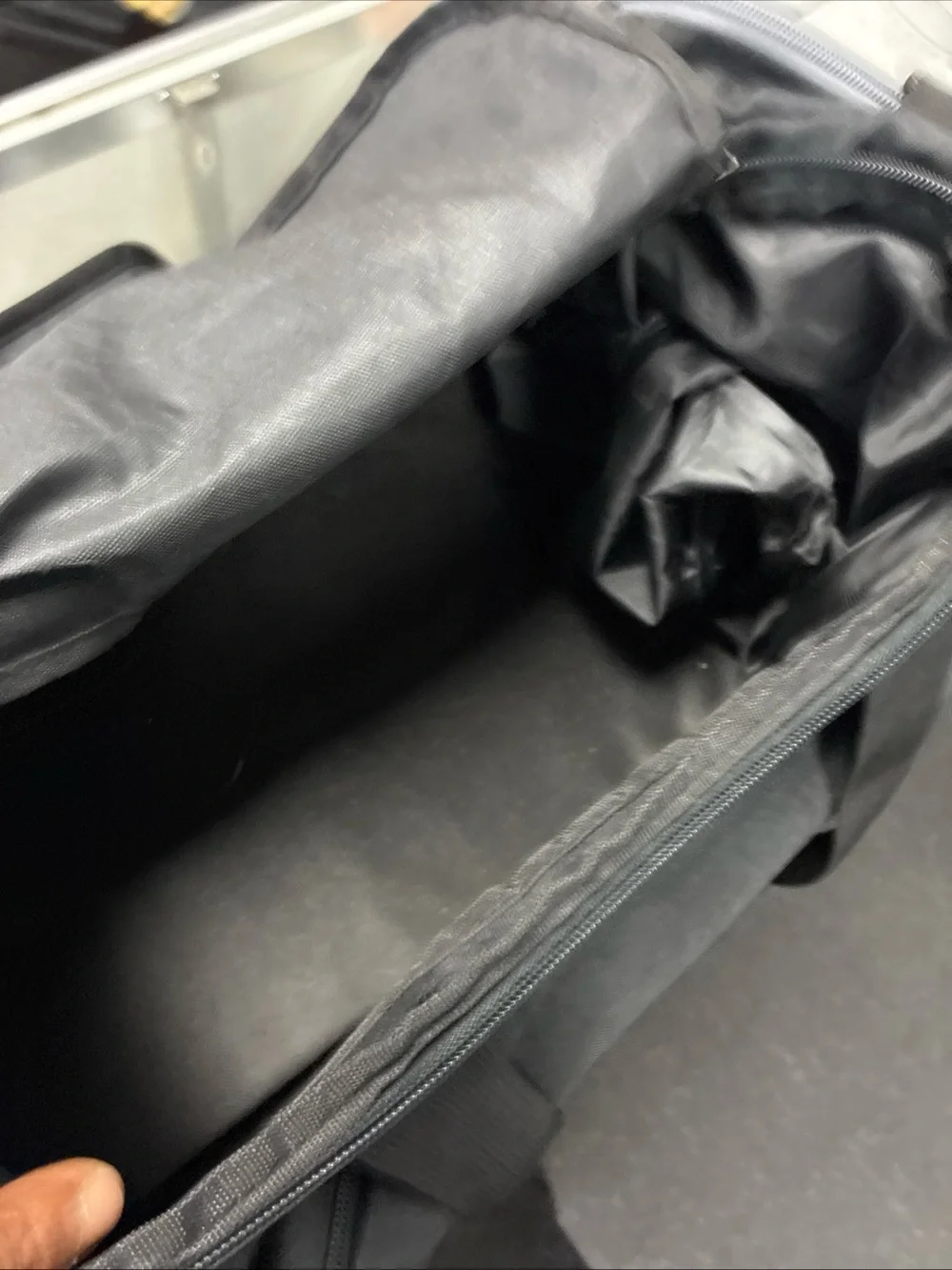 Nike Duffle Gym Bag ( 17”x11”x10”) Black E2-759 Pre Owned Used